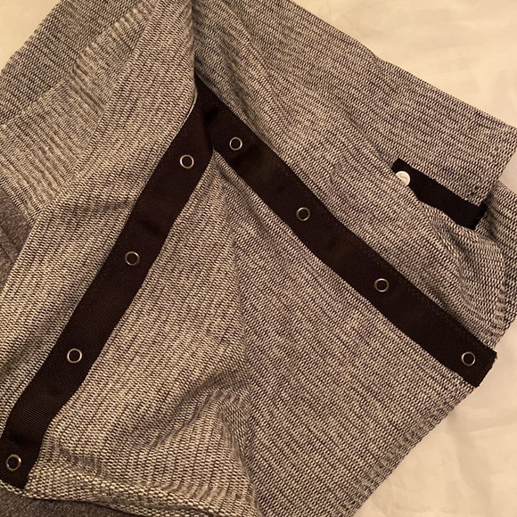 Lululemon infinity scarves - Picture 3 of 4